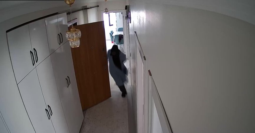 Kadın hırsızların kamera paniği