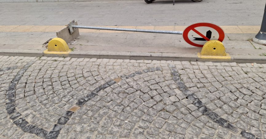Kaldırımdaki tabela tepki çekiyor
