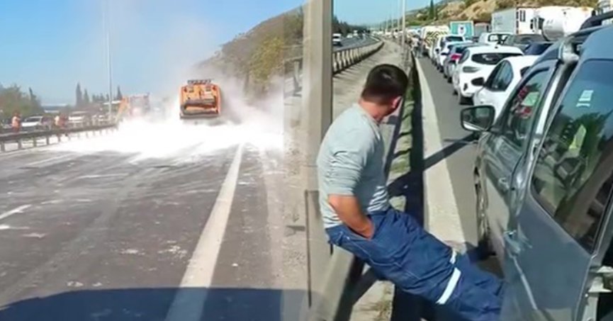 Mıcır yüklü tır devrildi: Trafik felç oldu