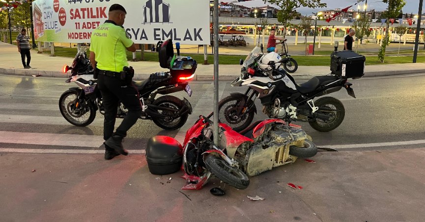 Motosiklet trafik levhasına çarptı: 2 yaralı