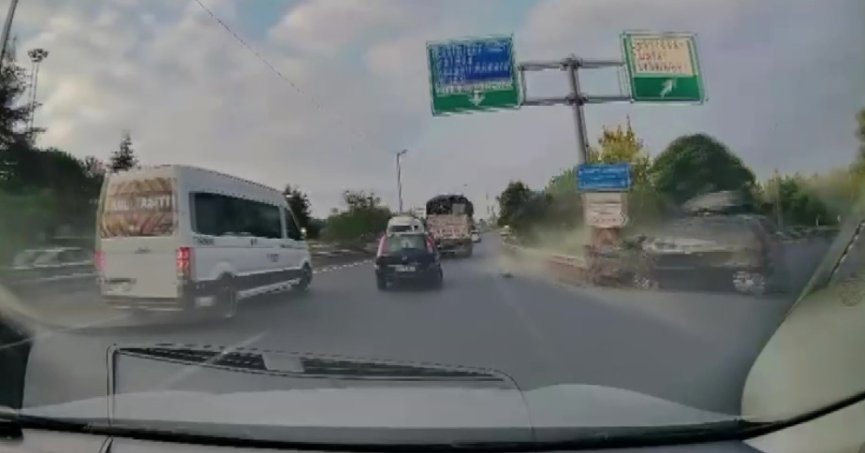 Kamyonla çarpışmaktan kaçarken bariyerlere girdi