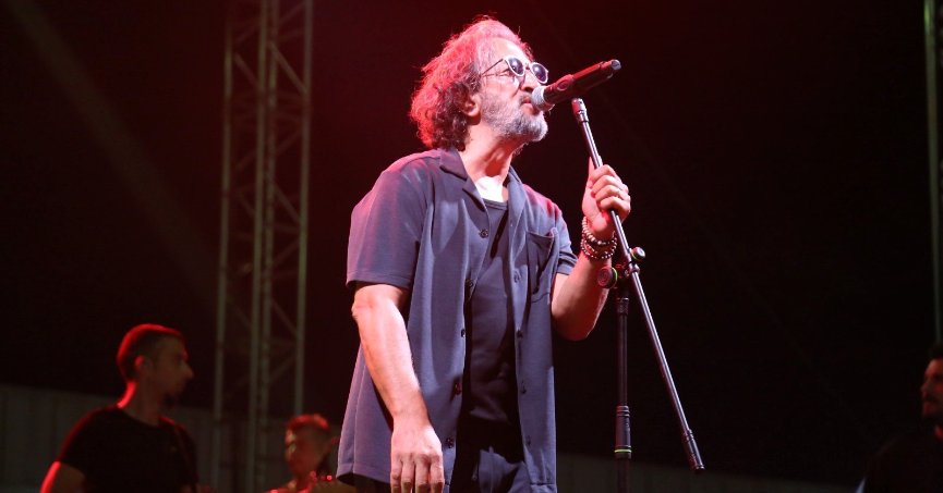 Onbinler konserde tek yürek oldu