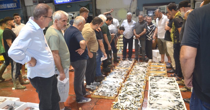 Yeni sezonun ilk balık mezadı yapıldı