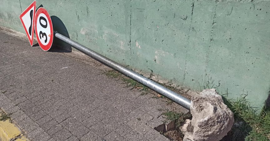 Devrilen levhanın onarılması isteniyor