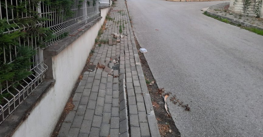 Kaldırımdaki soruna çözüm bekleniyor