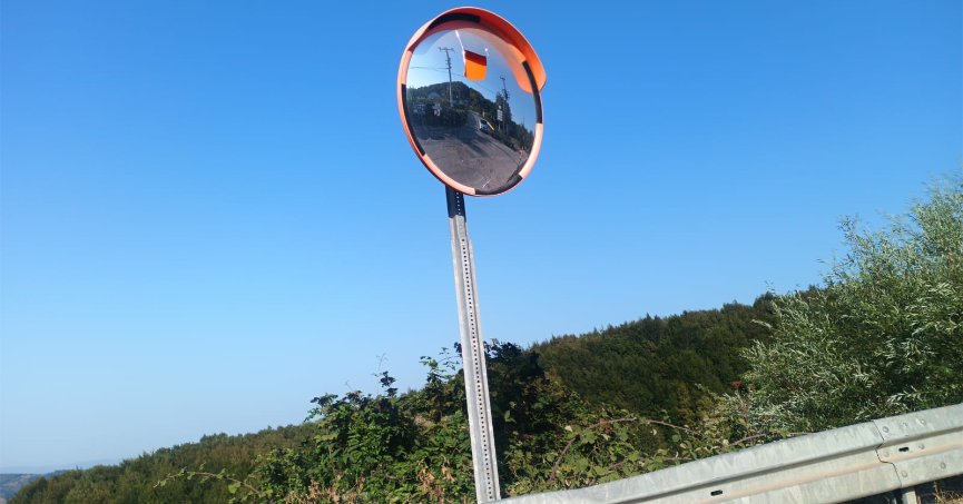 Trafik aynası yenilenmeli