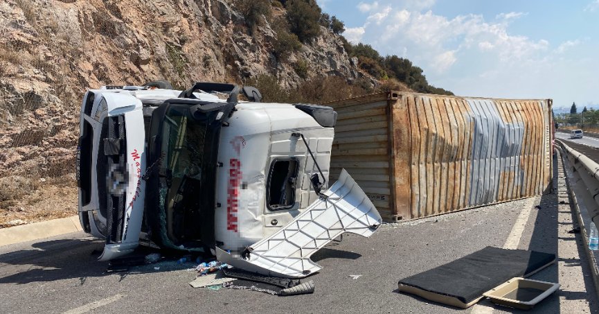 Devrilen tırda sürücü yaralandı