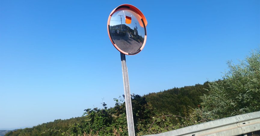 Kırık trafik aynası yenilenmeyi bekliyor