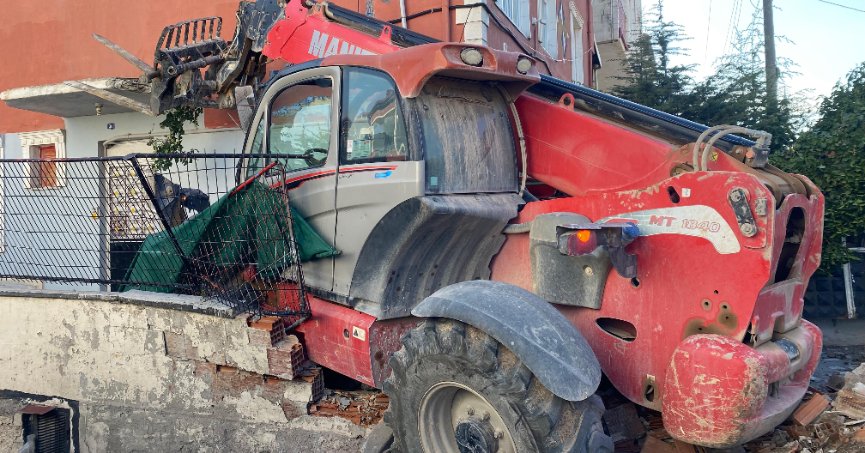 Kontrolden çıkan iş makinesi dehşet saçtı: 4 yaralı