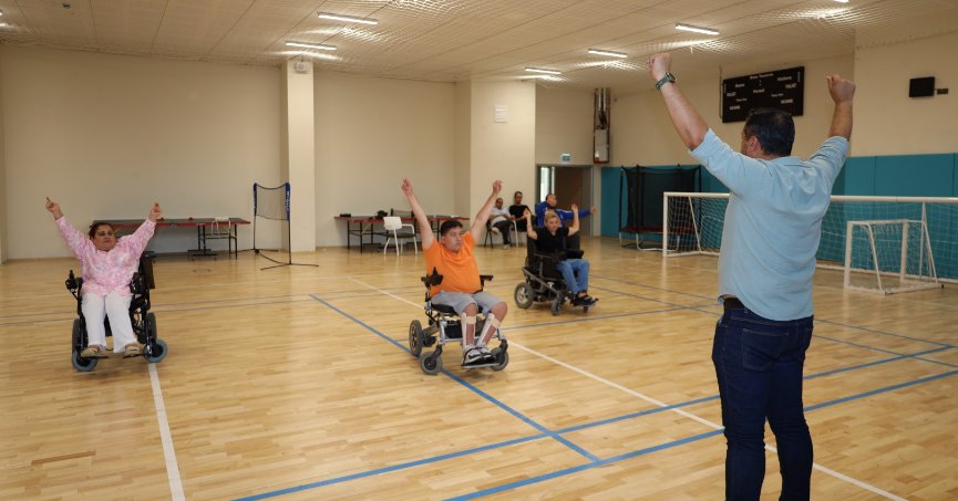 Engelleri aşan ekipten sahne hazırlığı