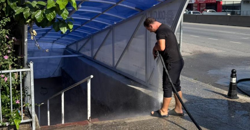Gölcük’teki alt geçitler  yıkanarak temizlendi   