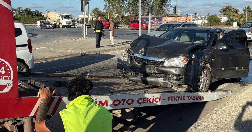 İki otomobil çarpıştı: 6 yaralı
