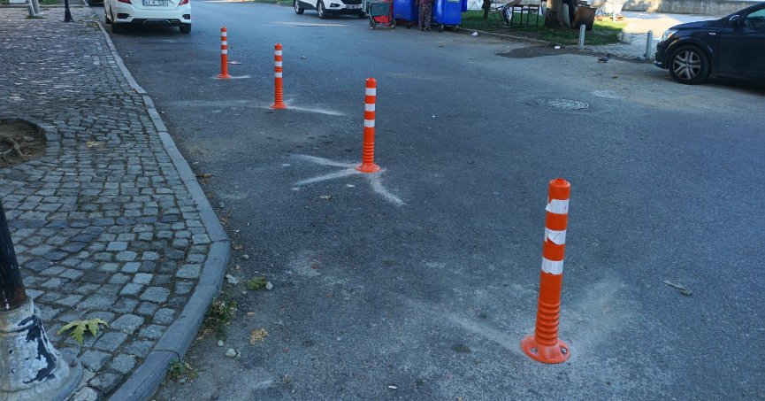 Dubalarla araç parkının önüne geçiliyor