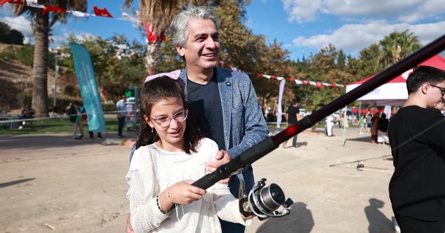 Babalar ve çocuklar birlikte balık tuttu