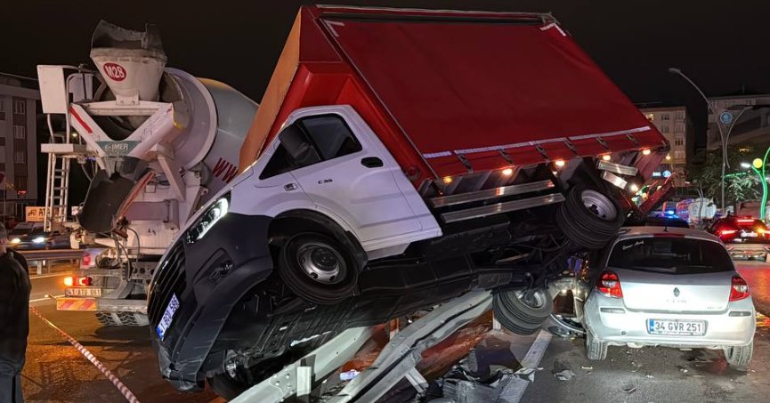 Otomobille kamyonet çarpıştı: 3 yaralı