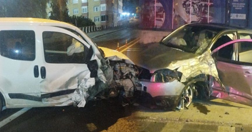 İki araç çarpıştı: 2 kişi yaralandı