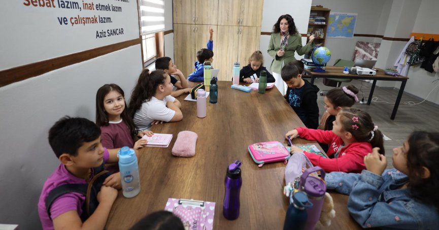 Çocuk üniversitesinde yılın ilk ders zili çaldı
