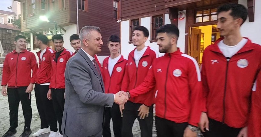 Sezer, voleybol takımına moral verdi