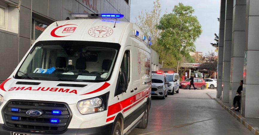 Eşini bıçaklayarak ağır yaraladı