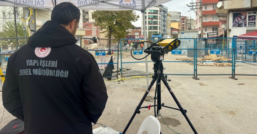 Binanın çöktüğü bölgede çalışmalar sürüyor