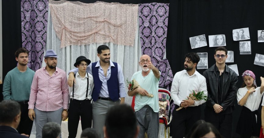 İki tiyatro oyununa izleyiciden tam not