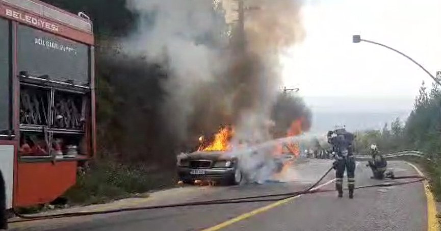 Seyir halindeki araç alevlere teslim oldu