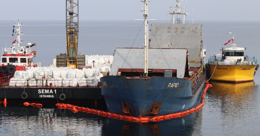 Karaya oturan gemideki yükler tahliye ediliyor