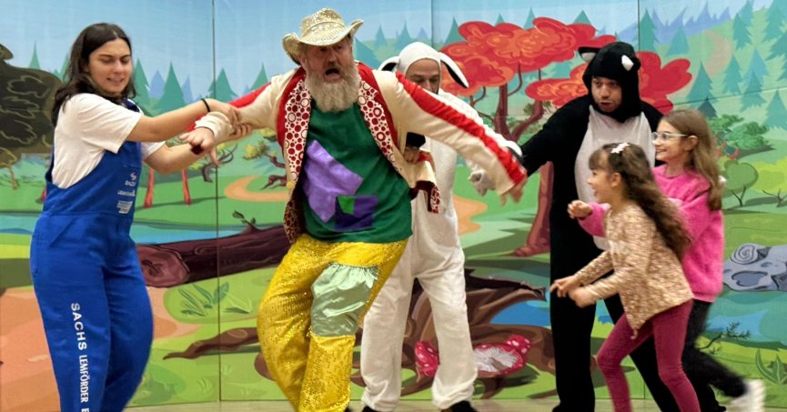 Gölcüklü çocukları neşelendiren oyun