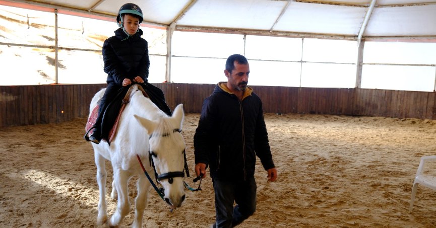 Çocuklar ara tatili at üstünde geçirdi