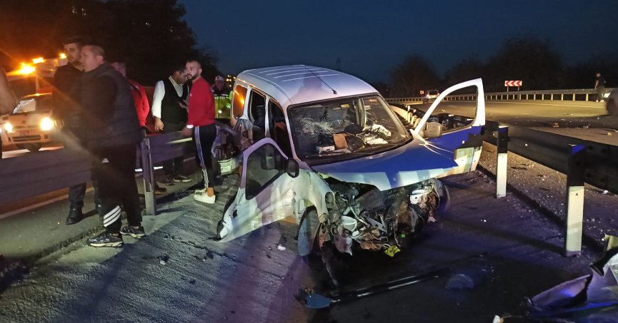 Hafif ticari araç bariyere çarptı: 1 yaralı