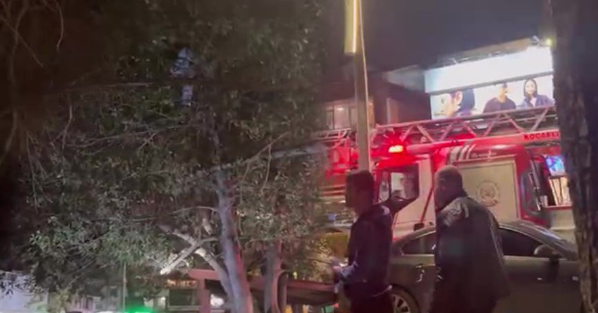 Ağaçtan inemeyen çocuğun yardımına itfaiye yetişti