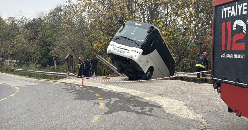 Freni boşalan otobüs şarampole düştü