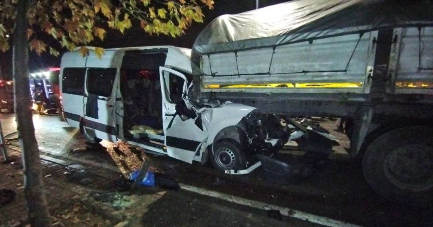 İşçi servisi ile tır çarpıştı: 9 yaralı