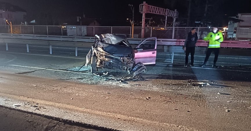 Bariyerlere çarpan araçta 1 yaralı