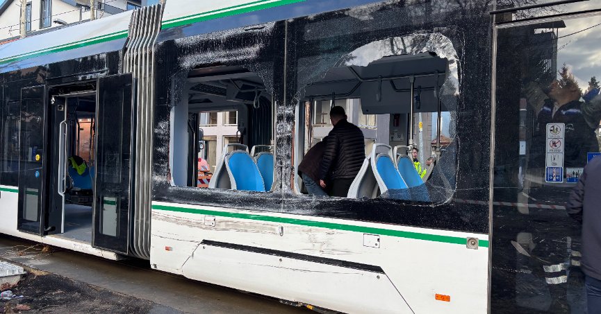 Kamyon tramvaya çarptı: 3 kişi yaralı