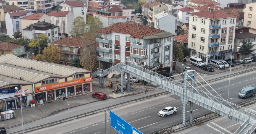 Davalık olan üst geçit yeniden yapıldı