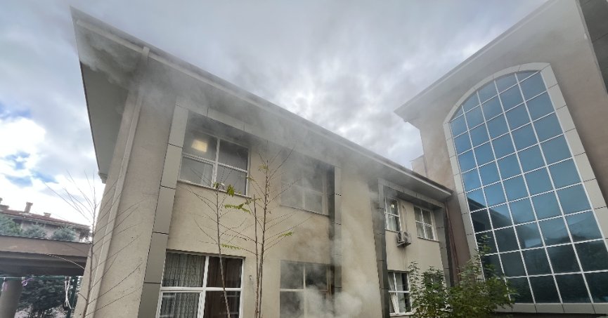 Okulun deposundaki yangın panik yarattı