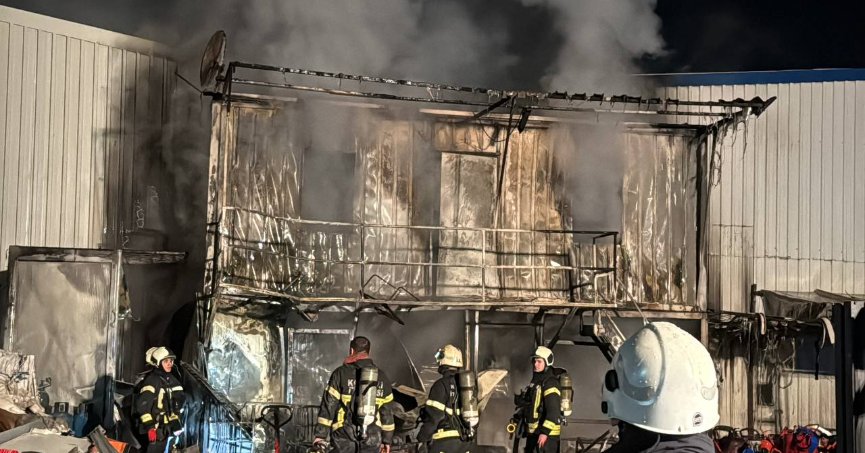 Geri dönüşüm deposunda korkutan yangın