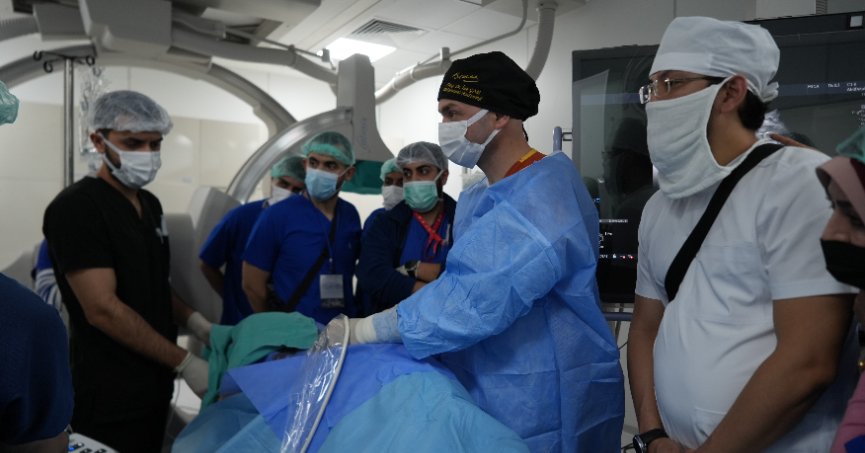 Kocaeli’den dünyaya tıp dersi: Canlı canlı izlediler