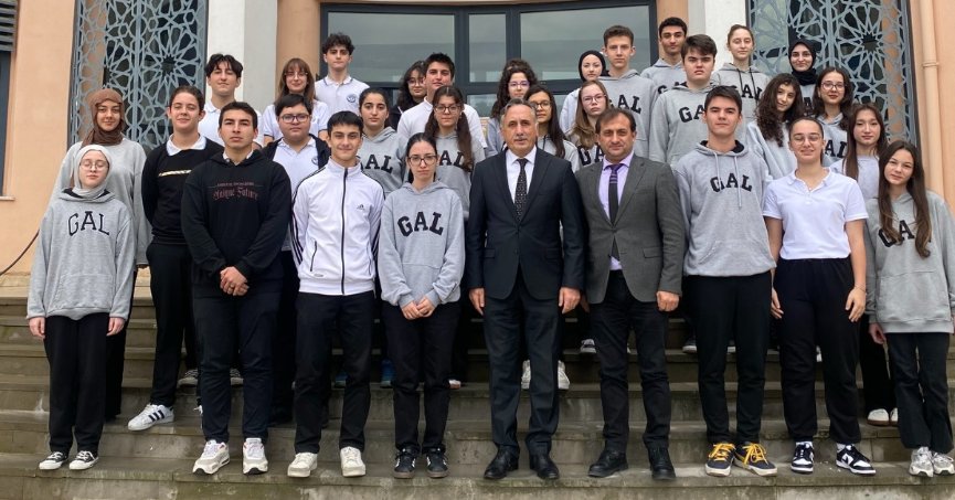 Mert, öğrencilerle bir araya geldi