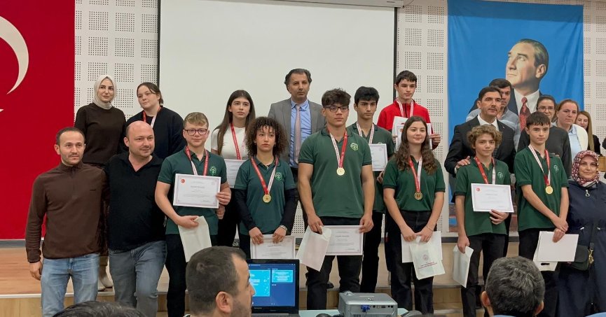 Başarılı öğrenciler ödüllerini törenle aldı