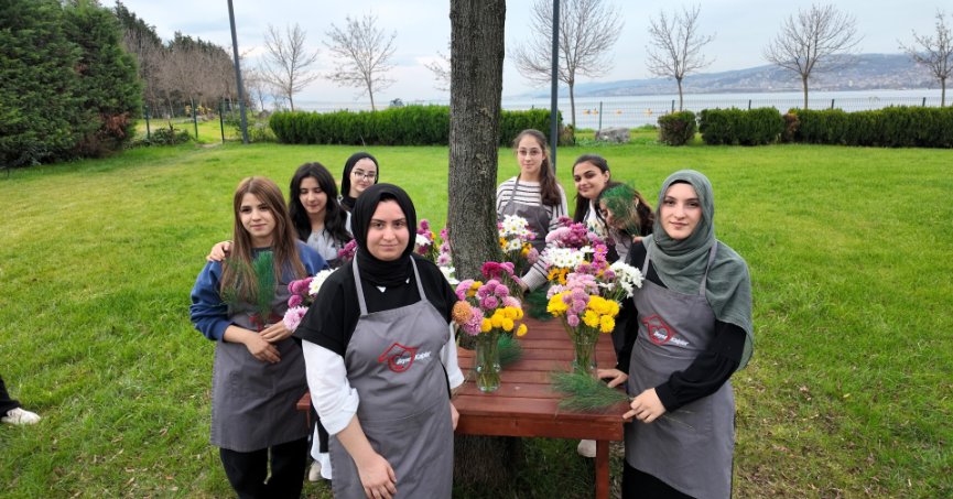 Beyaz Kalpler’de çiçek atölyesi
