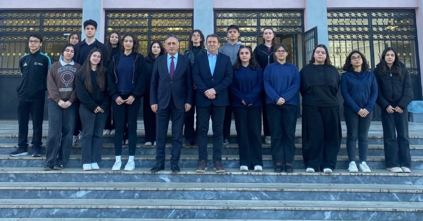 Mert, öğrencilerle bir araya geldi