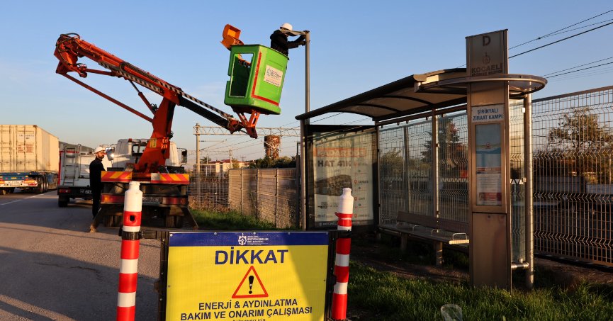 Duraklara güneş enerjili aydınlatma