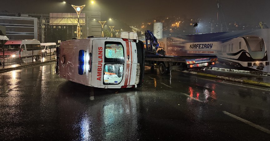 Ambulans ile minibüs çarpıştı: 6 yaralı