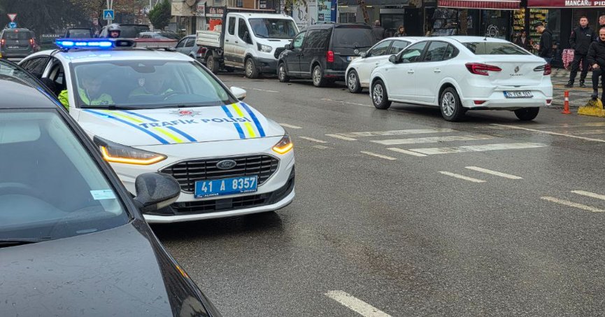 3 aracın karıştığı kazada 2 yaralı