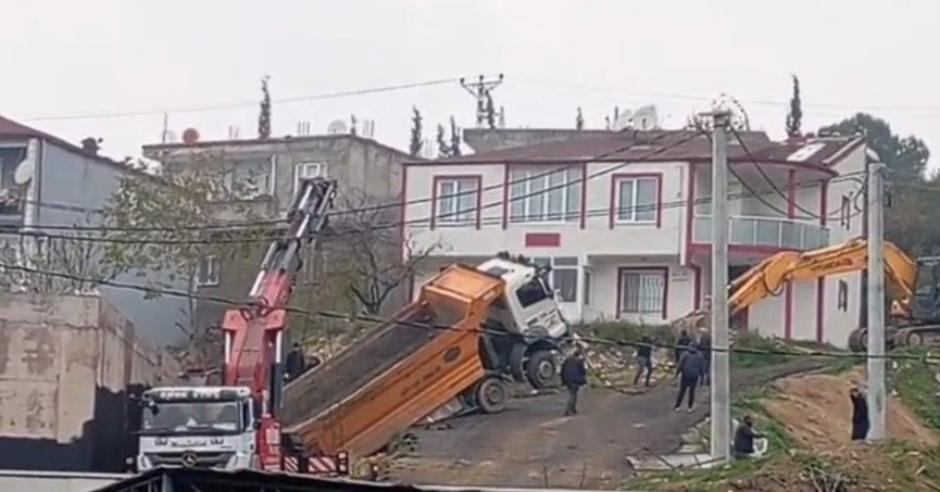 Yük boşaltan kamyon askıda kaldı