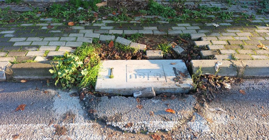 Bozuk kaldırımın onarılması isteniyor