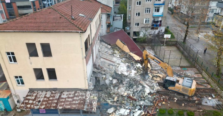 Kocaeli’de riskli bina yıkıldı