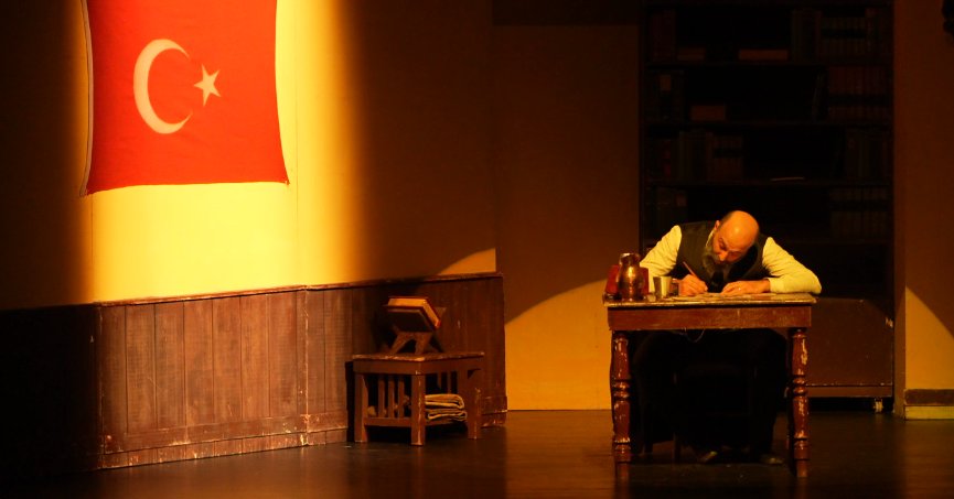 Milli şairimize tiyatro sahnesinde vefa